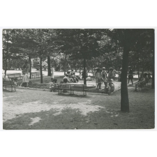 Les enfants jouant dans un bac à sable, école maternelle, Suresnes.