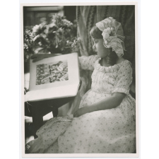 Jeune fille lisant un livre d'images (Suisse).