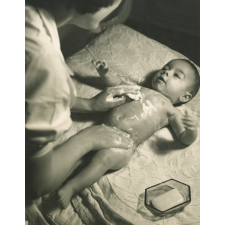 L'enfant , frêle créature.