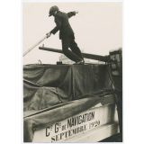 Jeune batelier à la manoeuvre, Cie Générale de Navigation, septembre 1920. 