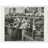 Atelier de mécanographie. Remontage te vérification d'une machine à écrire. Atelier-école 245 av. Gambetta.