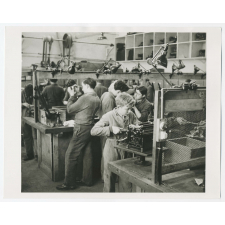 Atelier de mécanographie. Remontage te vérification d'une machine à écrire. Atelier-école 245 av. Gambetta.