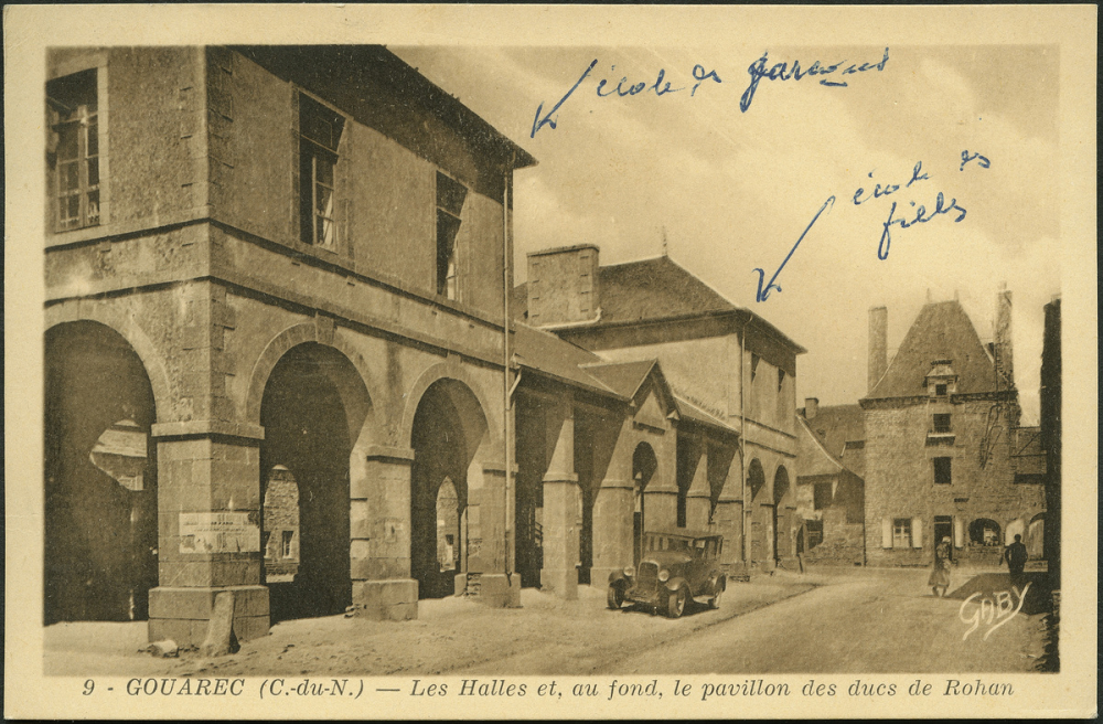 9 - Gouarec (C.-du-N.) - Les Halles, et, au fond, le pavillon des ducs de Rohan.
