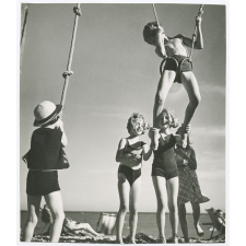 Sur la plage. 