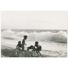 Enfants jouant sur la plage. 