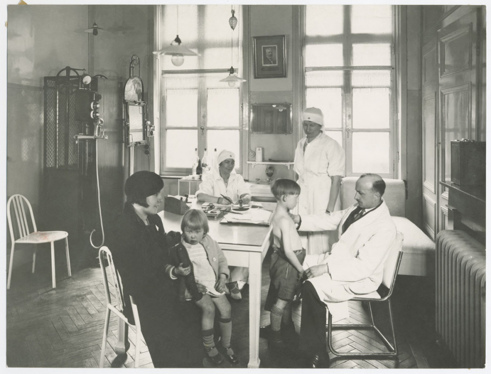 Tourcoing - dispensaire d'hygiène sociale fondation Gustave Dron. Contrôle médical scolaire.