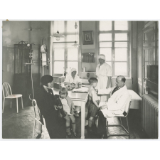 Tourcoing - dispensaire d'hygiène sociale fondation Gustave Dron. Contrôle médical scolaire.