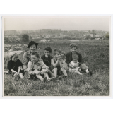 Femme et enfants dans un paysage ressemblant à la Zone autour de Paris. 
