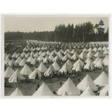 Die Hitler-Jugend in Nürnberg ! Bilder unseres entsandten Sonder-Fotografen wom Reichs - Parteitag in Nürnberg. 45 432 U.B.z. Blick auf das riesige Zeltlager der in Nürnberg versammelten Hitler-Jugend. 9.9.34