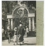 Soyuzphoto N°233152 + (Photo Péjéritcher). Juin 1936. N.p.m. les portes de la nouvelle cité enfantine sont largement ouvertes pour accueillir les enfants d'âge prescolaire et scolaire. Pas besoin de billets, on entre gratis.