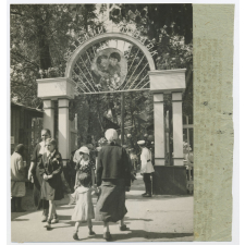 Soyuzphoto N°233152 + (Photo Péjéritcher). Juin 1936. N.p.m. les portes de la nouvelle cité enfantine sont largement ouvertes pour accueillir les enfants d'âge prescolaire et scolaire. Pas besoin de billets, on entre gratis.
