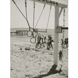 Course sur la plage pour profiter du plein air devant un portique avec des anneaux