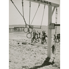 Course sur la plage pour profiter du plein air devant un portique avec des anneaux