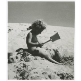 Enfant jouant sur la plage. 