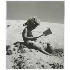 Enfant jouant sur la plage.