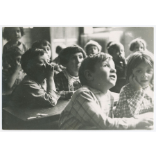 Enfants à l'écoute dans une salle de classe.