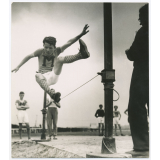 Entraînement au stade : saut en hauteur. 