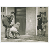 Garçons jouant aux billes. 