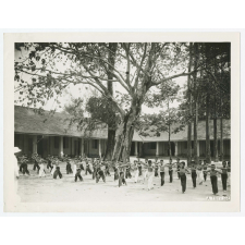 Ecole primaire de garçons : éducation physique (Indochine).