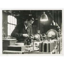 Ecole Boulle. Atelier de tournage, orfèvrerie. 