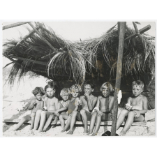 Sur la plage. 
