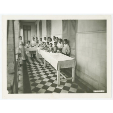 Cochinchine. Cholon. Institut de puériculture. La pesée des enfants.