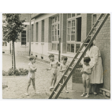 Enfants faisant de l'exercice.