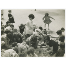 Ecole maternelle : le bac de sable.