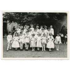 Ces Marquis et ces Marquises d'Ecole maternelle se préparent à paraître sur la scène où ils seront acclamés par un public indulgent et affectueux.