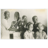 Culture et technique au kolkhoz. N p.m. un cinéma mobile au kolkhoz Socialisme au district Boukhara Ancienne (Ouzbékistan). L'ouvrier de choc et mécanicien Solikov démontre le film. (Texte garanti).