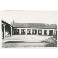 La cour de l'Ecole Maternelle : de la place pour les ébats en plein air. Pas de déclivités prononcées. Des préaux cimentés devant les salles de classe. Les manteaux sont suspendus aux patères extérieures ; ces vêtements sont ainsi bien aérés.