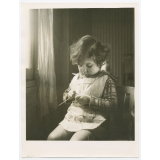 Portrait d'une fillette faisant du tricotin . 