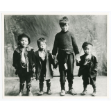 Poor children in London c. 1900 (Shaftesbury Society).