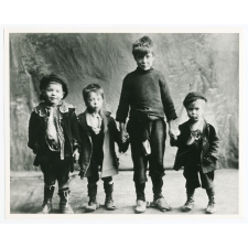 Poor children in London c. 1900 (Shaftesbury Society).