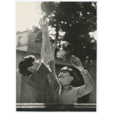 Garçons jouant au ballon. 