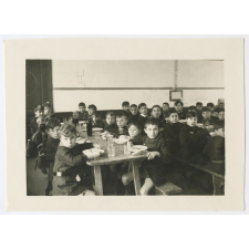 L'heure du repas dans une cantine scolaire où le menu n'atteint pas un franc par élève quand le maître se dévoue et quand il est ingénieux.
