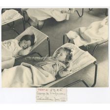 Enfants d'une école maternelle à l'heure de la sieste.