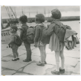 Groupe d'enfants. Départ en bateau. 