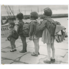 Groupe d'enfants. Départ en bateau. 