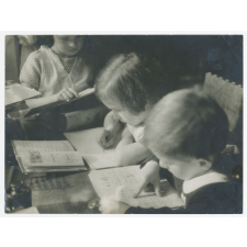 Ecriture et lecture en classe d'école maternelle.