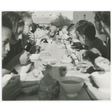 Enfants à l'heure du petit déjeûner. 
