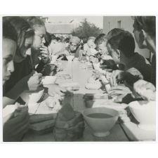 Enfants à l'heure du petit déjeûner. 