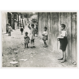 Enfants dans un bidonville. 