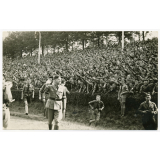 C'est à Francfort-sur-le Main où a eu lieu une grande assemblée de la jeunesse d'Hitler le dimanche. C'était le jour des cent milles. M. Baldur von Schirach (sur cette photo) a parlé aux membres de la jeunesse hitlérienne dans le stadium. 