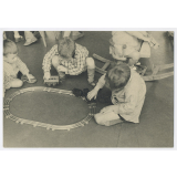 Enfants jouant avec un train miniature. 