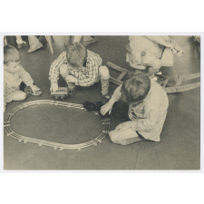 Enfants jouant avec un train miniature.