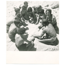 Sur la plage. 