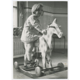Groupe scolaire à Suresnes : cheval à bascule. 