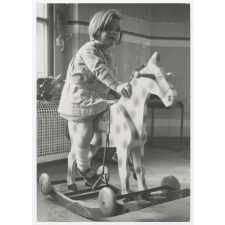 Groupe scolaire à Suresnes : cheval à bascule.