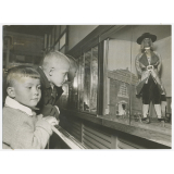 Soyuzphoto N°203516 (Markov). Juin 1935. Les enfants soviétiques ont leur propre magasin de livres. N. pm. Dans la vitrine où les maquettes sont exposées, les enfants retrouvent leur vieille connaissance : Gulliver.